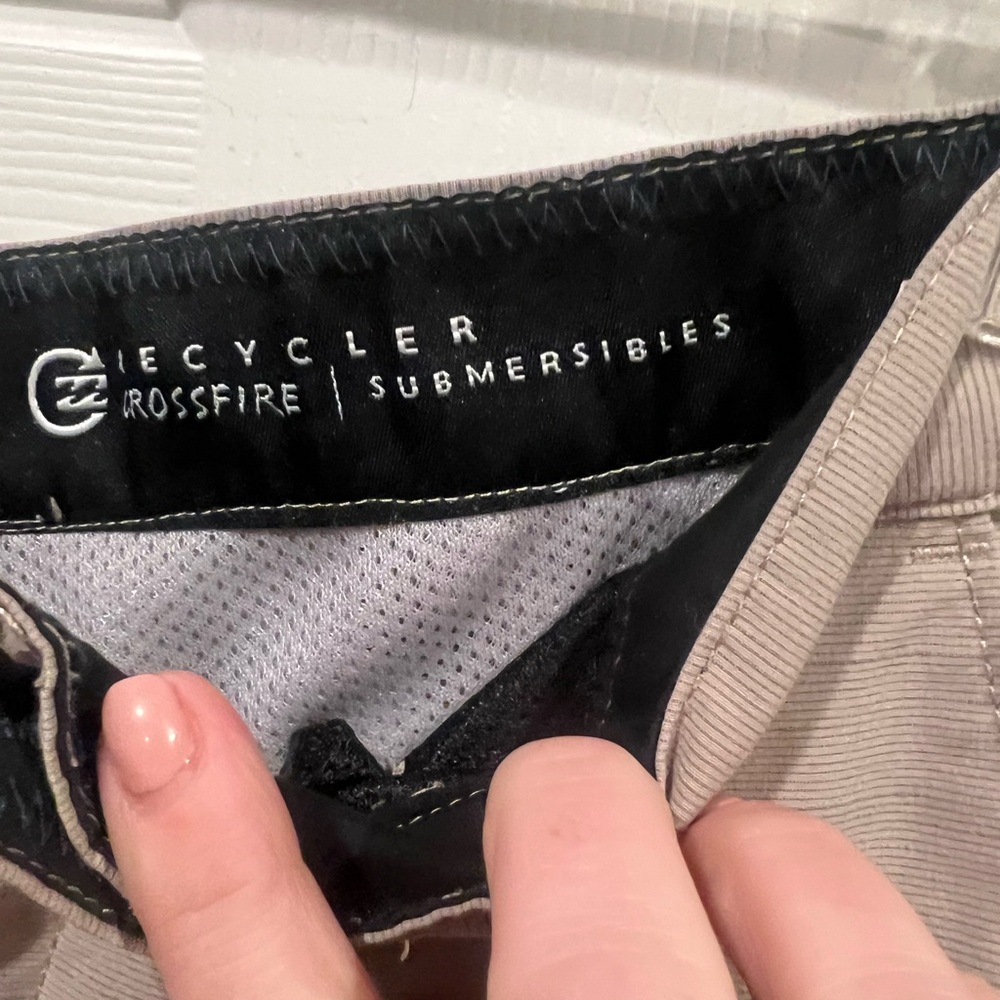 Billabong Light Tan Shorts - Picture 4 of 13